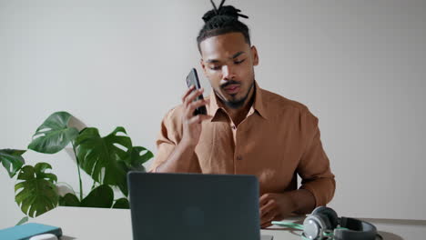 Hombre-De-Negocios-Serio-Contestando-El-Móvil-En-El-Primer-Plano-De-La-Oficina.-Hombre-Levantando-El-Celular