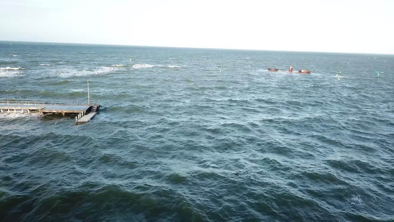 беспилотник аэрофотосъемка над океаном мельбурн волнистый ветер облачно человек плавает