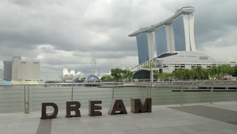 Cartel-De-Ensueño-En-Singapur-Marina-Bay-Frente-Al-Mar-Día-Nublado