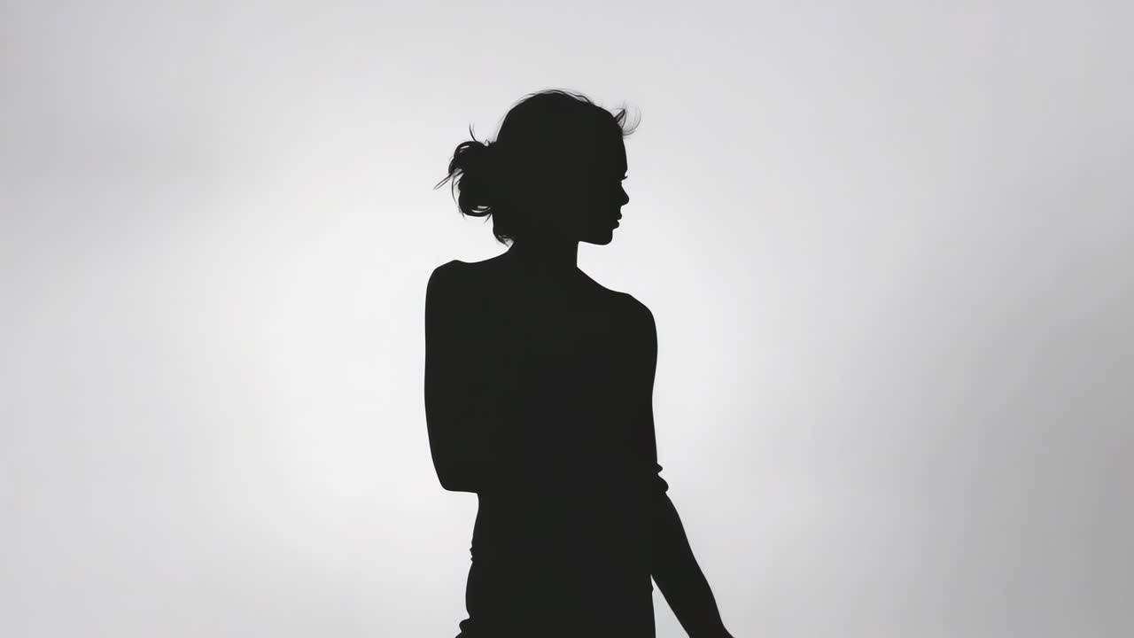 Sequência iniciada, mulher em estúdio estendendo o braço direito e posando para foto com luz de fundo e usando regata