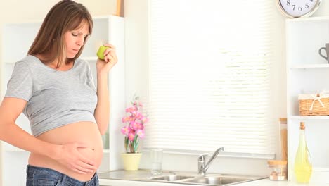 Mujer-Embarazada-Comiendo-Una-Manzana