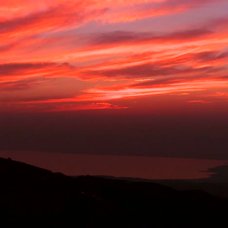 Ein-Wunderschöner-Zeitraffer-Sonnenuntergang-Hinter-Dem-Toten-Meer-In-Jordanien-Deutet-Auf-Das-Heilige-Land-Hin