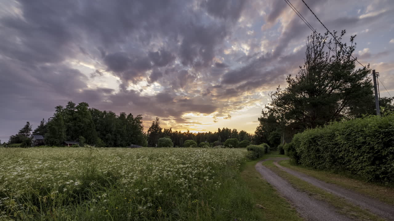 puesta de sol sobre el campo finlandés en verano, lapso de tiempo