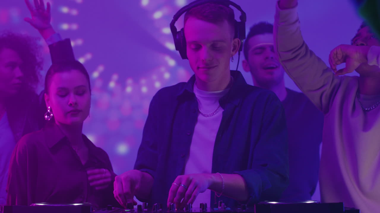 dj trabajando en la discoteca