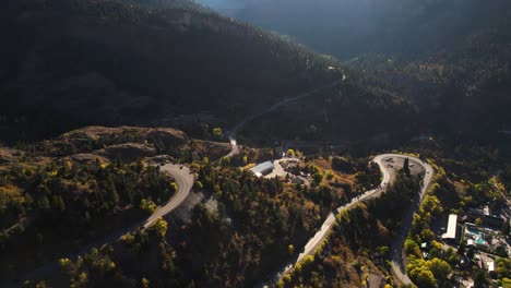 Luftaufnahme-Eines-Malerischen-Gebirgspasses-über-Ouray,-Colorado,-USA-An-Einem-Sonnigen-Herbsttag