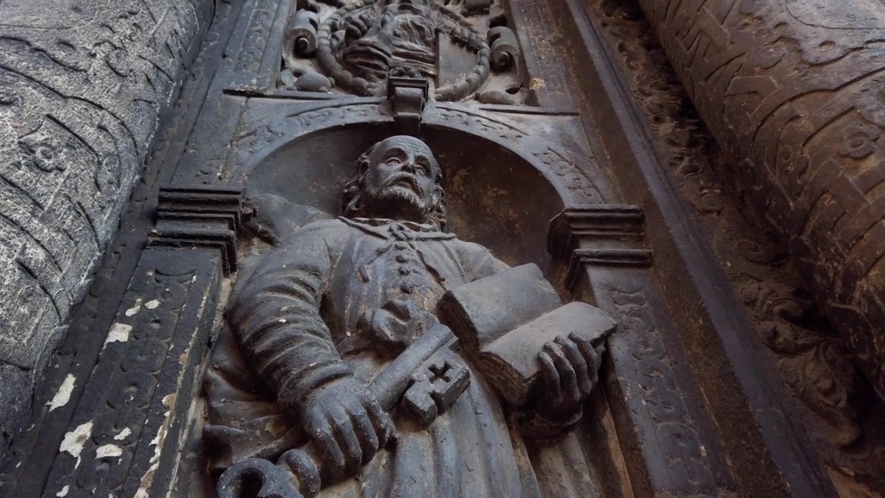 Kaplica Boimów. Kaplica Boimów to pomnik katolickiej architektury sakralnej na Placu Katedralnym we Lwowie na Ukrainie. Została zbudowana w latach 1609-1615 i jest częścią Starego Miasta Lwowa, wpisanego na Listę Światowego Dziedzictwa UNESCO. Jeden z najlepszych zabytków późnego renesansu.