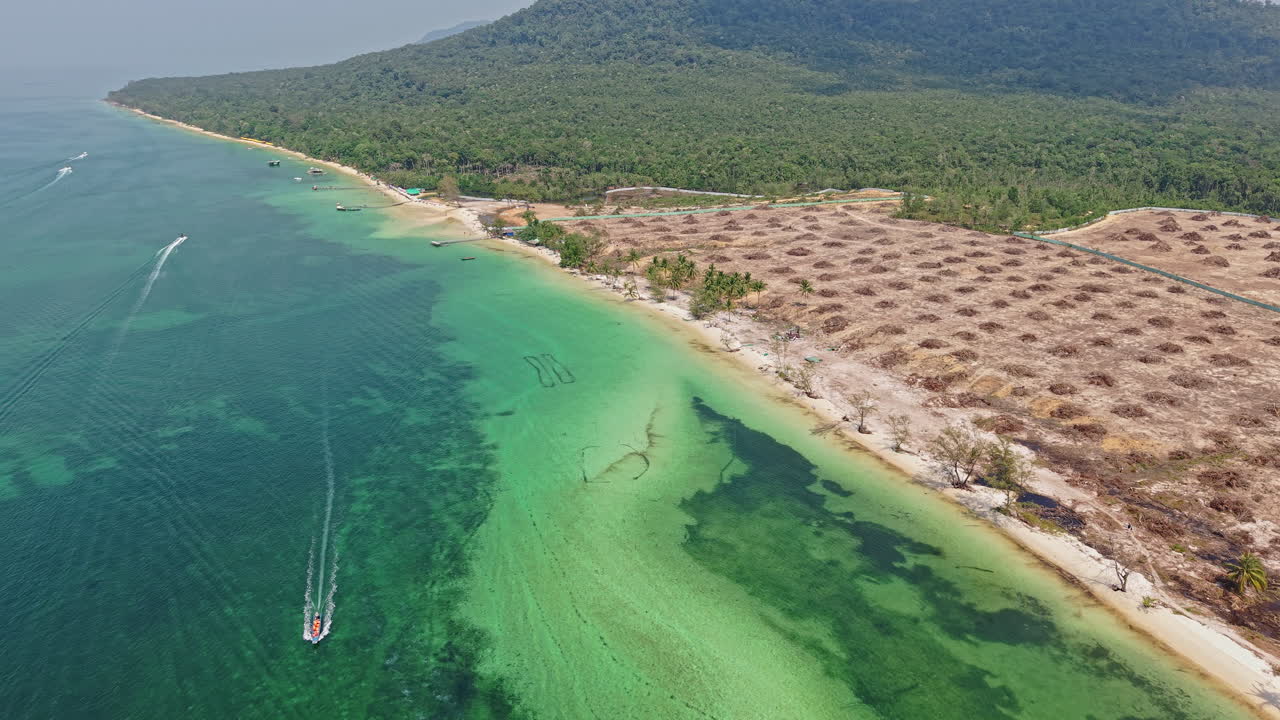 Ripresa aerea con drone della Spiaggia delle Stelle Marine sull'isola di Phu Quoc, Vietnam. Attrazione turistica e paesaggio.