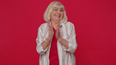 elegante mujer mayor gritando, levantando los puños en gesto lo hice, celebrando el éxito ganando