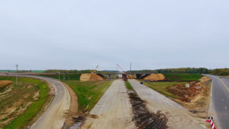 Construcción-De-Puente-Sobre-Carretera.-Vista-Aérea-De-La-Reparación-De-Carreteras.