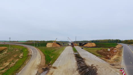 construcción de un puente sobre una autopista. vista aérea de la reparación de carreteras