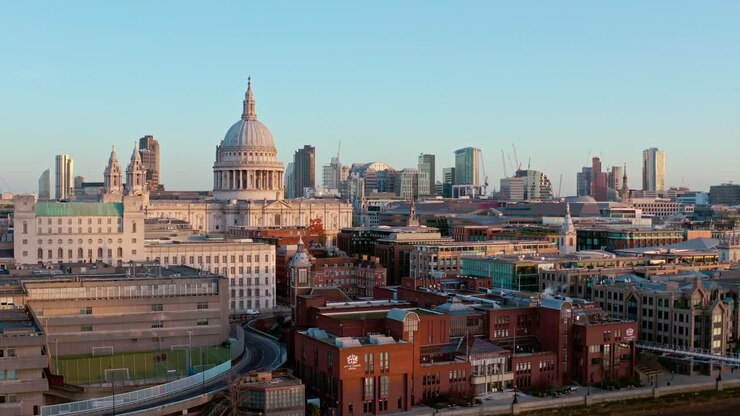 Ripresa aerea panoramica con gru ascendente della Cattedrale di St. Paul a Londra all'alba dal fiume Tamigi.