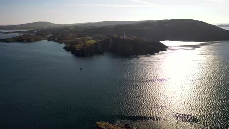 El-Faro-De-La-Isla-De-Sherkin-En-Un-Día-Soleado-De-Verano-Con-El-Faro-En-El-Continente-De-Irlanda-Al-Otro-Lado-De-La-Bahía-De-Roaringwater