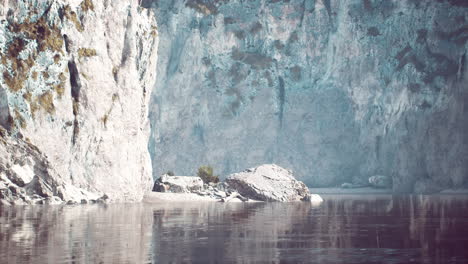 küstenlinie mit ozean und felsen