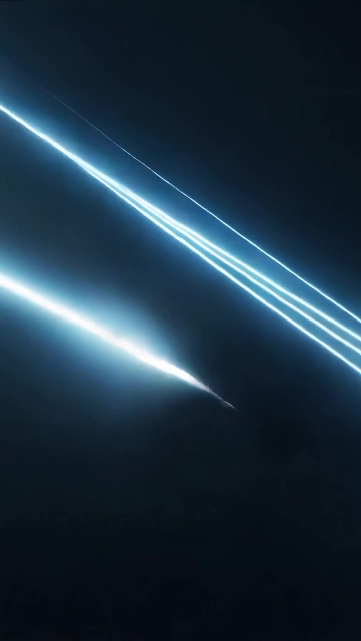 Video verticale: Ripresa panoramica che rivela strisce blu-bianche che si spostano in un vuoto scuro, con bagliori luminosi.