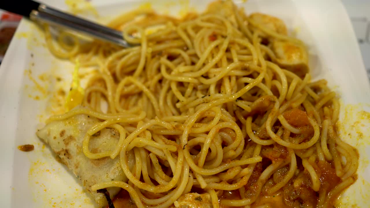 레스토랑에서 스파게티를 습니다.