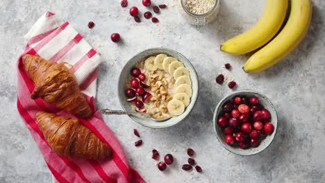 Keramikschale-Haferflockenbrei-Mit-Banane,-Frischen-Cranberries-und-Walnüssen