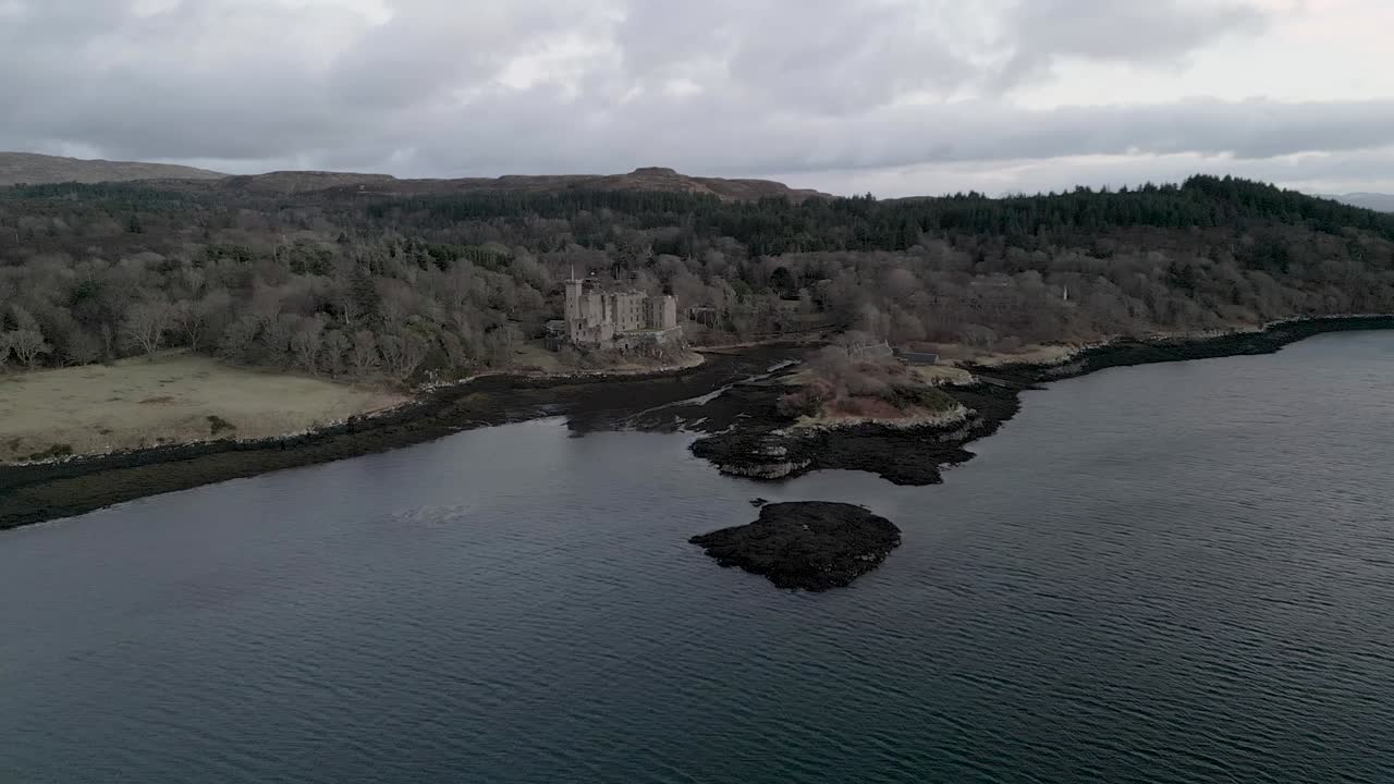 el castillo de dunvegan en la isla de skye, rodeado de bosques y costa, vista aérea