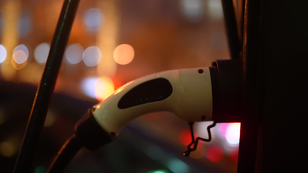 밤에 전기 차량 충전 스테이션