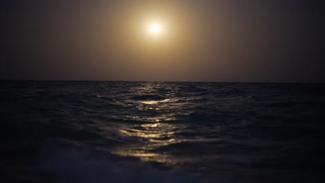 Las-Olas-Del-Océano-Bajo-La-Luna-Llena-Crean-Un-Panorama-Escénico-En-Una-Playa-Tranquila.-Vista-Nocturna-Con-La-Luz-De-Las-Estrellas-Brillando-Sobre-El-Golfo-Pérsico.-Un-Destino-Turístico-Encantador-Para-La-Aventura-Y-La-Exploración-En-El-Paisaje-De-Irán.