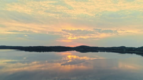 toma de drones del lago y la naturaleza en el municipio de adazi en vidzeme, letonia