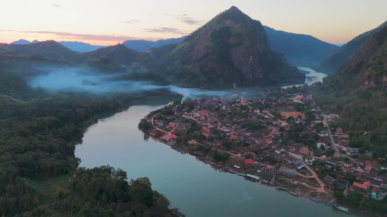 라오스의 기아우 (nong khiaw) 의 공중 사진, 언덕과 마을을 가로질러 흐르는 경치 좋은 강을 보여줍니다.