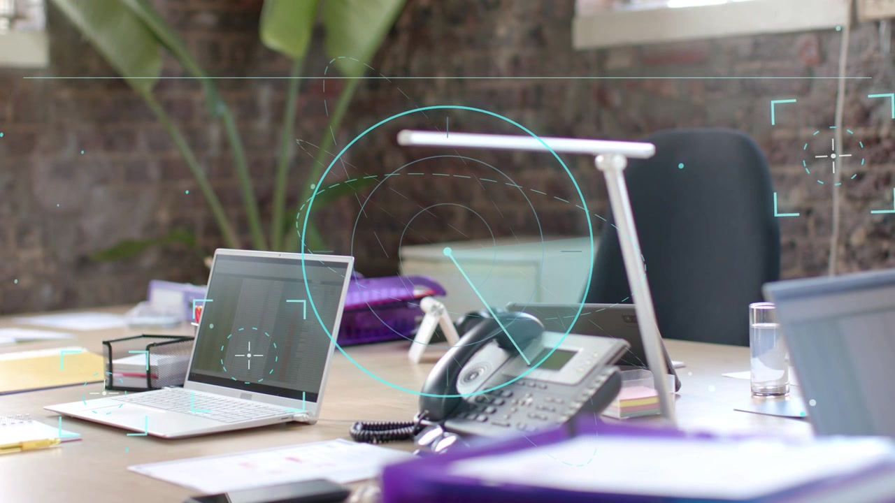HUD turquesa aparecendo acima da mesa, girando enquanto pulsa, câmera movendo-se para a direita focando em lâmpada e telefone