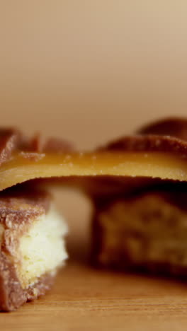 primer plano de una barra de chocolate y caramelo