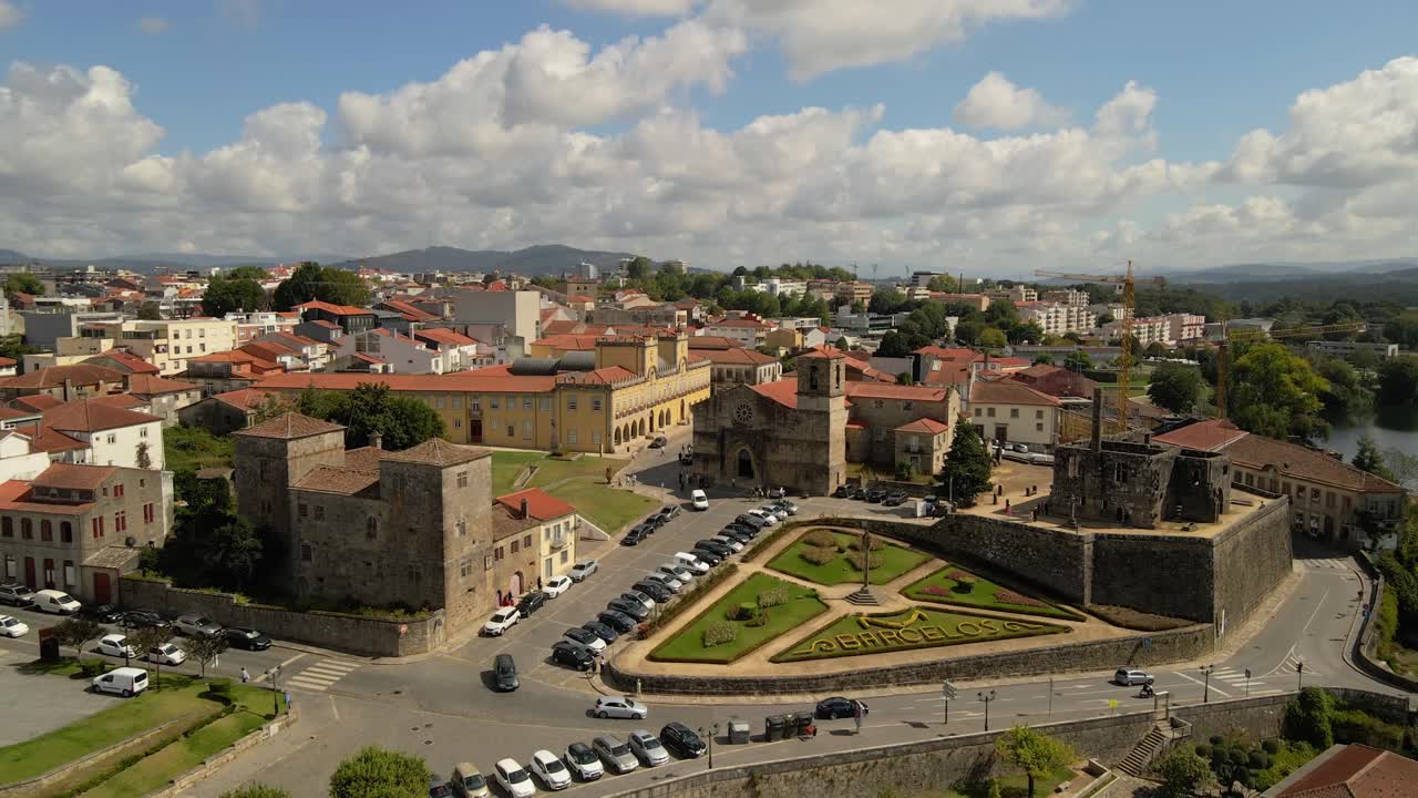 Vista aerea del centro storico di Barcelos, Portogallo, con la Chiesa Matriz e il giardino