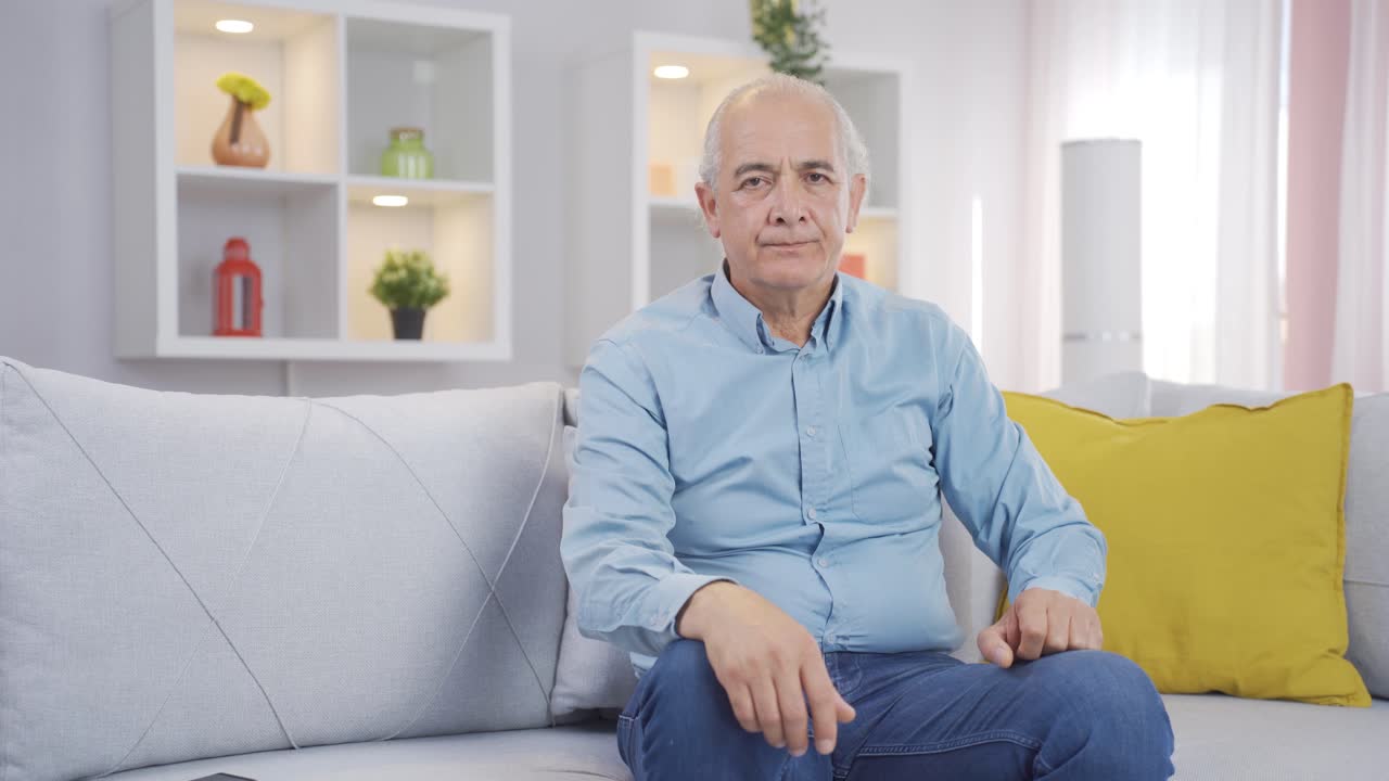 ⁇ 은이가 카메라에 부정적으로 보입니다.