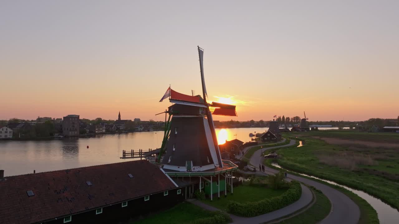 Vista aerea dei mulini a vento di Zaanse Schans che risplendono alla luce festosa del tramonto