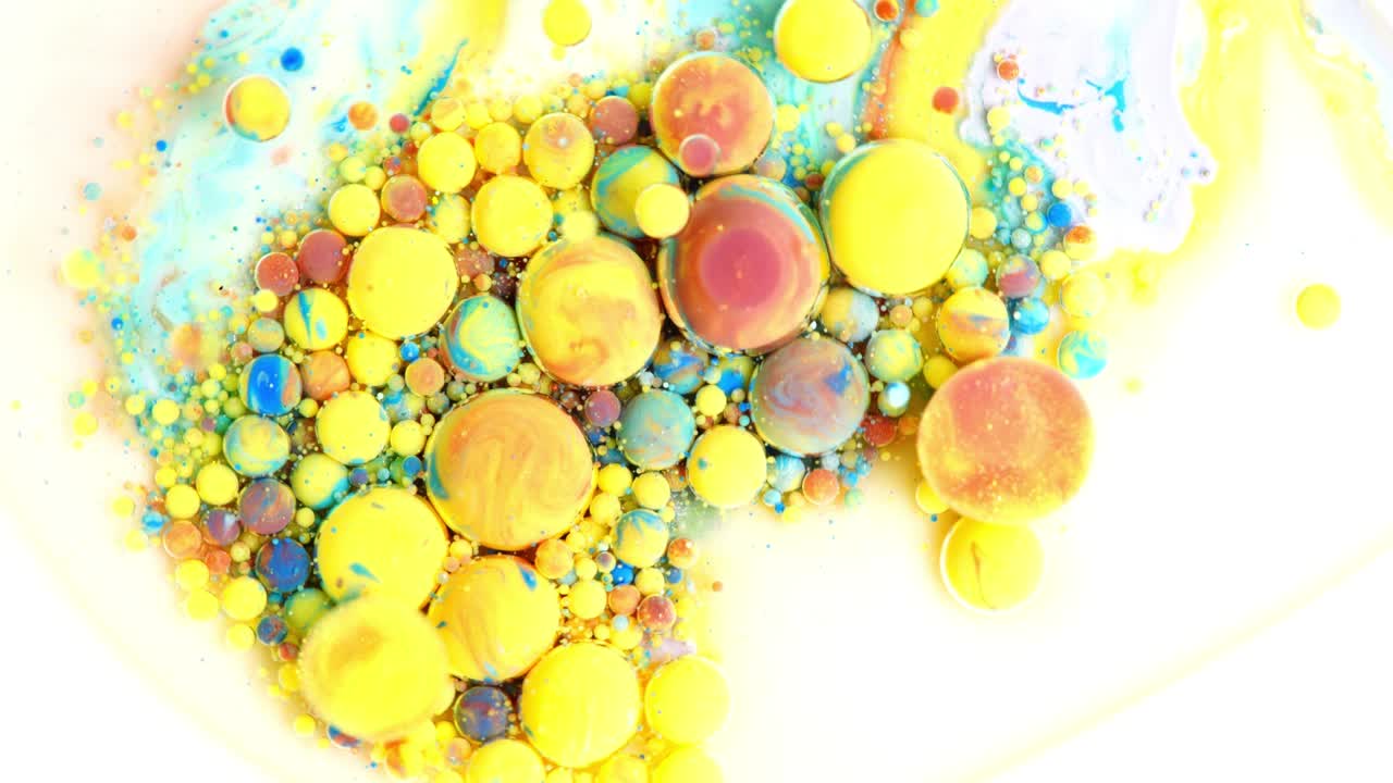 красочная краска и пузырьки абстрактный фон 4k видео