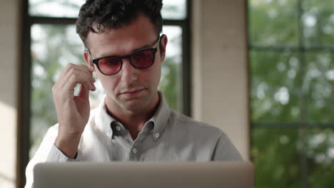 hombre trabajando en una computadora portátil
