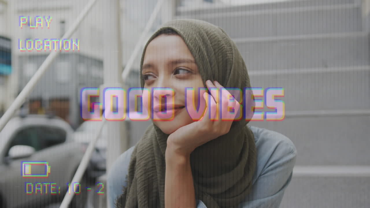 animación de vibraciones de texto sobre mujer sonriendo