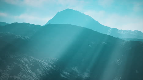el pico de la montaña en la niebla