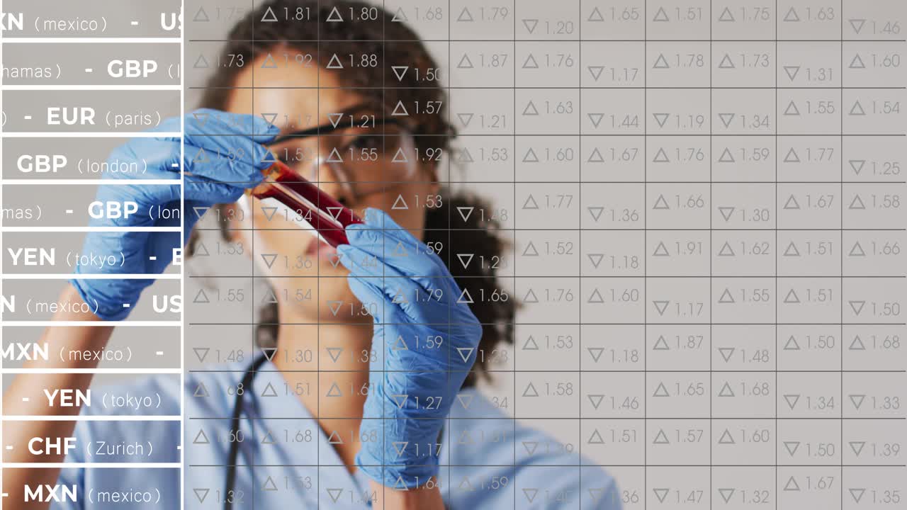 Operatore di laboratorio che solleva due fiale di sangue, ruotandole e ispezionandole per i test sotto una debole sovrapposizione informativa