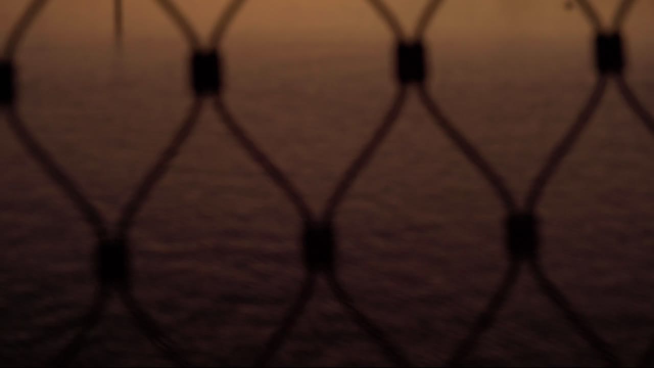 borrosa para despejar la vista del océano detrás de la valla, color de gradiente