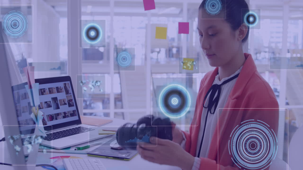 Animación de conexiones con representaciones visuales sobre una mujer de negocios asiática en la oficina