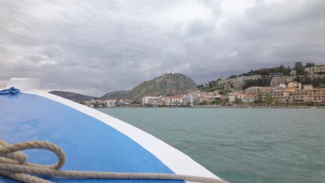 Die-Stadt-Nafplio-Auf-Der-Peloponnes,-Griechenland,-Vom-Boot-Aus-Gesehen---POV