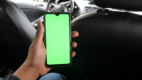 Hand-Hält-Smartphone-Mit-Leerem-Bildschirm-In-Einem-Auto,