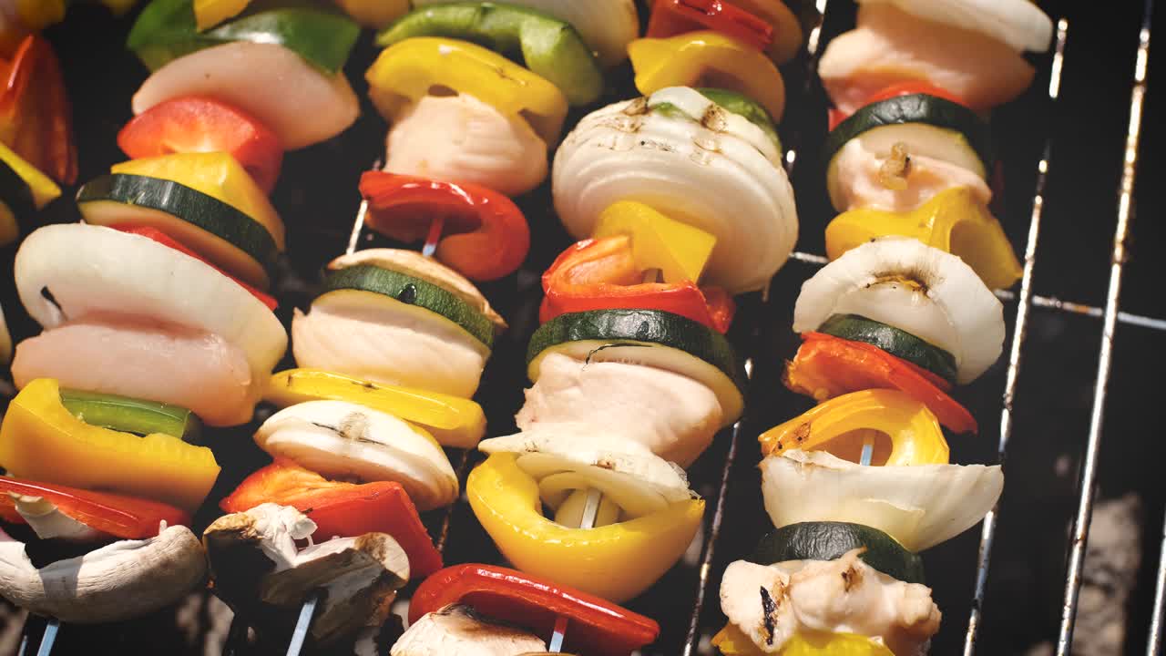 Brochetas coloridas y sabrosas a la parrilla en una barbacoa de verano al aire libre