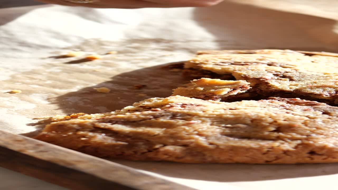 손으로 깨진 초콜릿  쿠키를 뽑는 것