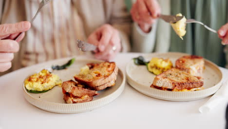una pareja de ancianos disfrutando de sándwiches para el desayuno o el almuerzo