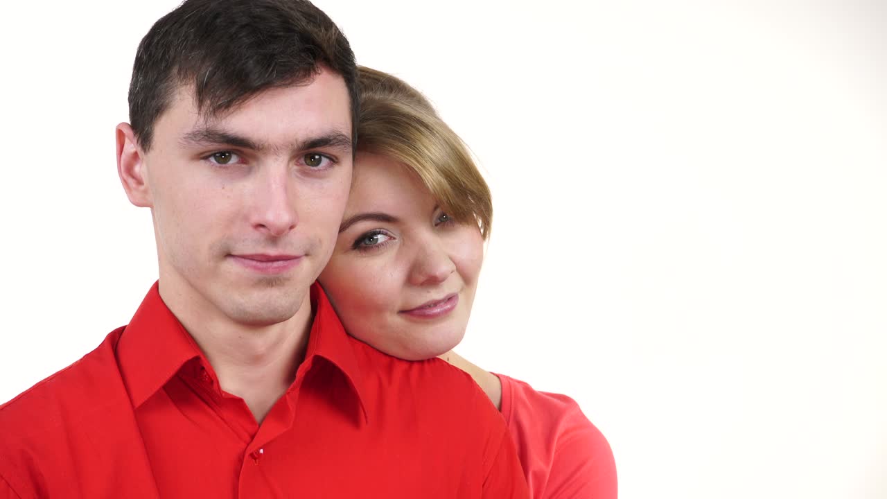 사랑에 빠진 커플: 여자가 남자에게 로맨틱하게 의지한다