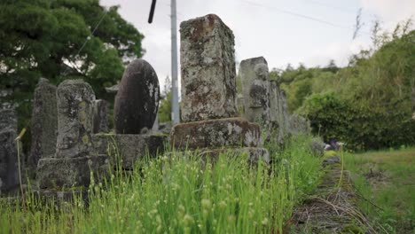 Kleiner-Japanischer-Friedhof,-Mit-Flechten-Bedeckte-Grabsteine,-Tottori