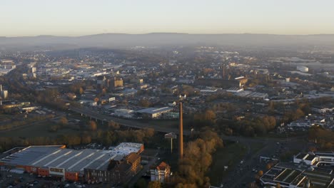 toma de drones del paisaje urbano de kassel en una hermosa luz solar suave y cubierta de niebla
