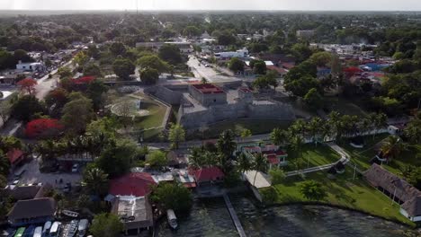 Luftaufnahme-Einer-Festung-In-Der-Bacalar-Lagune-Mexiko