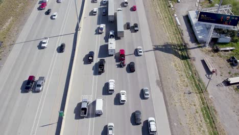 Leichter-Verkehr-In-Nördlicher-Richtung-Der-Autobahn-Interstate-15-In-Utah-County,-USA