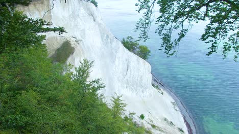 Ein-Abgelegener-Strand-Am-Fuße-Der-Weißen-Klippen-Am-Dänischen-Mons-Klint