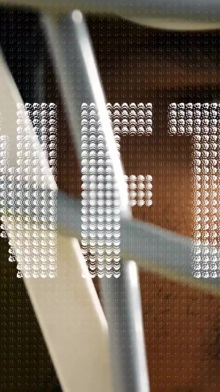Iført hjelm, fodboldspiller med NFT-animations-overlay i digital stil
