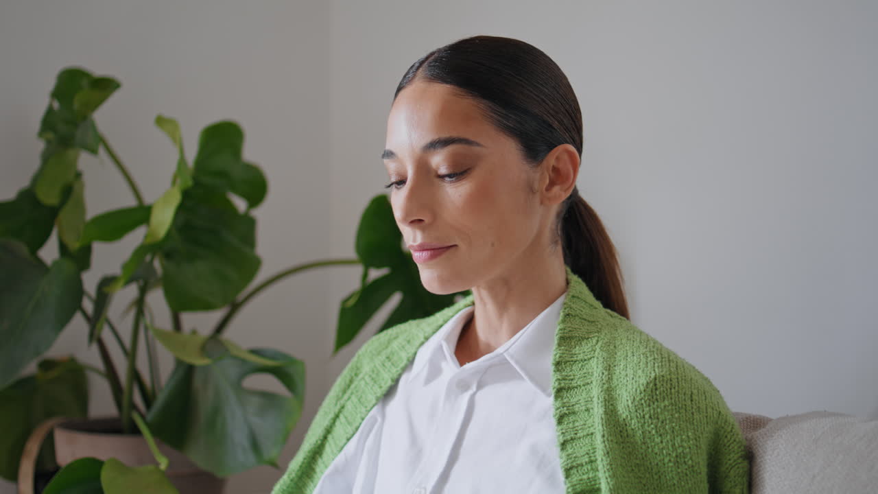 señora feliz final llamada de teléfono inteligente en el sofá primer plano. mujer sonriente posando retrato